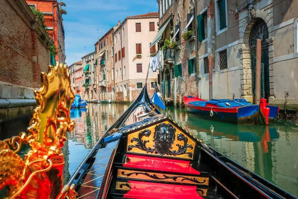 Ornate Gondola Grand Canal Pier Sunlight Veneza Itália — Fotografia de Stock