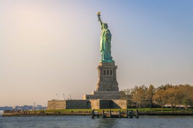 Özgürlük Anıtı ve gün batımında açık gökyüzü, New York, Birleşik Devletler, Kuzey Amerika