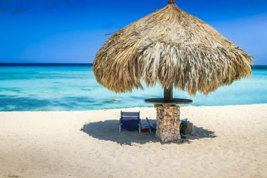 Tropik cennet, Aruba Arashi huzurlu Karayip plajı güneşli bir günde kırsal palapa, Hollanda Antilleri, Karayip Denizi