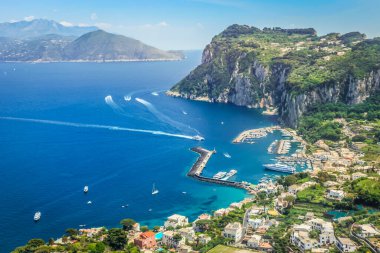 Idyllic Capri adası liman manzarası, İtalya 'nın Amalfi kıyıları, Güney Avrupa
