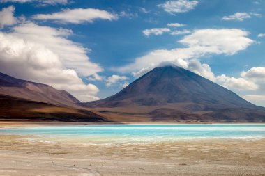 Licancabur ve Laguna Verde, Bolivya, Güney Amerika Altiplano 'da dramatik gökyüzünde yeşil bir göl.