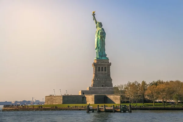 Estatua Libertad Cielo Despejado Atardecer Ciudad Nueva York Estados Unidos —  Fotos de Stock