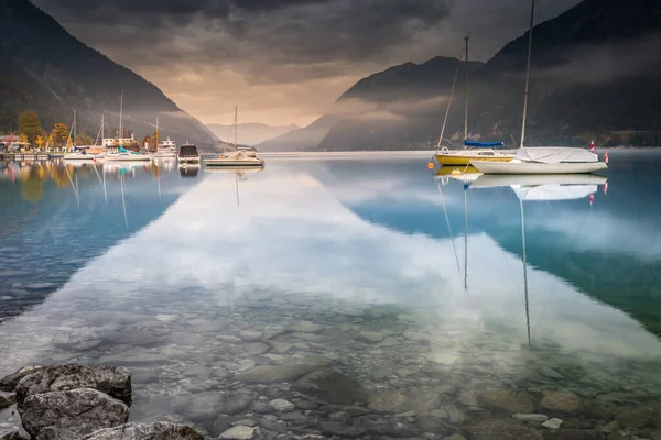 Barcos Vela Achensee Lago Perto Innsbruck Amanhecer Pacífico Dramático Tyrol — Fotografia de Stock