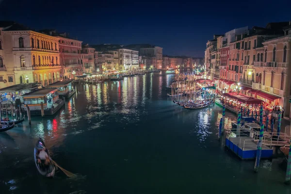 Украшенные Гондолы Пирсе Гранд Канала Ночью Венеция Италия — стоковое фото