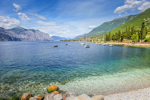 Kuzey İtalya 'da yelkenli ve dağları olan Malcesine' deki Idyllic Gölü Garda sahili.