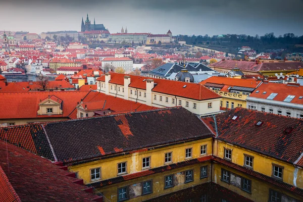 Nad Středověkými Pražskými Starými Městskými Věžemi Kopulemi Večer Česká Republika — Stock fotografie