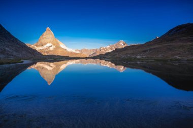 Matterhorn ikonik dağ ve gölün yeniden oluşumu huzurlu gündoğumunda, İsviçre Alpleri, İsviçre