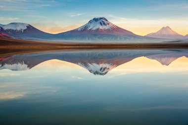 Idyllic Gölü yansıması ve Atacama Çölü, Kuzey Şili, Güney Amerika 'daki volkanik manzara