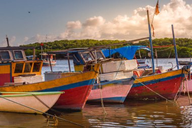 Günbatımında Porto Seguro, BAHIA, Kuzeydoğu Brezilya 'da balıkçı tekneleri ile Idyllic körfezi.