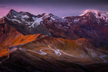 Grossglockner yolu ve dramatik dağ manzarası huzurlu şafakta, Avusturya alp.