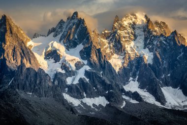 Mont Blanc Massif, Fransız Alplerinde gün doğumunda dramatik manzara, Doğu Fransa