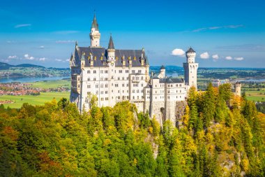 Majestic Neuschwanstein şatosu Bavyera Alplerinde altın sonbahar, Almanya