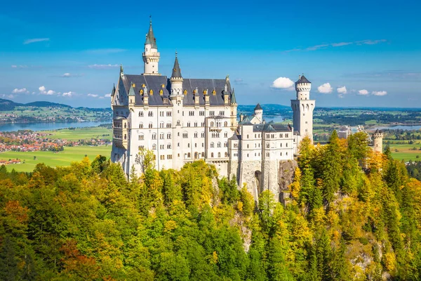 Magestic Neuschwanstein Castle Golden Autumn Bavarian Alps Germany — стоковое фото