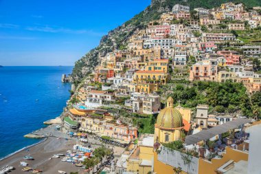 Positano şehir merkezi altın gün batımı, İtalya 'nın Amalfi kıyısı, Güney Avrupa