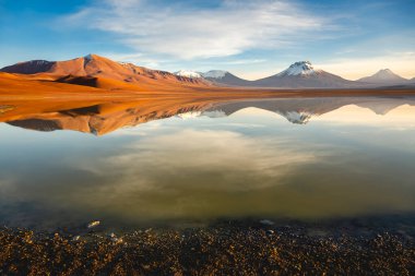Idyllic Gölü yansıması ve Atacama Çölü, Kuzey Şili, Güney Amerika 'daki volkanik manzara