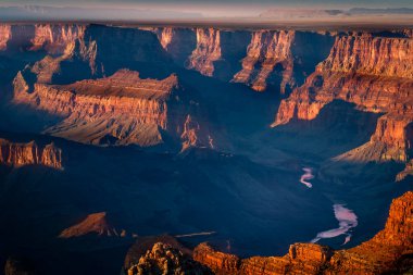 Büyük Kanyon Güney Rim ve Colorado Nehri günbatımında, Arizona, ABD