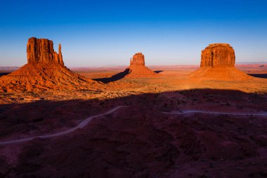 The Mittens, Monument Valley 'de güneş doğarken, Arizona ve Utah, ABD