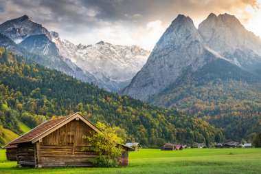 Gün batımında Bavyera Alpleri ve ahşap ahır, Garmisch Partenkirchen, Almanya