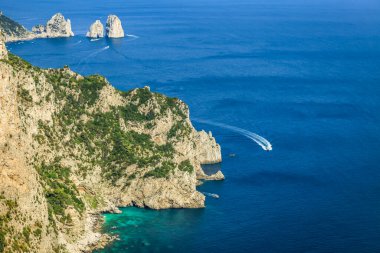 Idyllic Capri kıyı şeridi İtalya 'nın Amalfi kıyıları, Güney Avrupa
