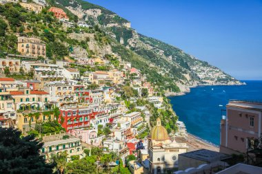 Positano şehir merkezi altın gün batımı, İtalya 'nın Amalfi kıyısı, Güney Avrupa