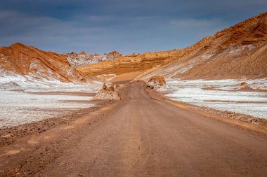 Atacama Çölü 'ndeki köy yolu, Kuzey Şili' deki ay vadisi kurak arazi, Güney Amerika