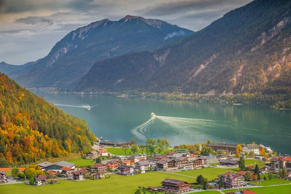 Segelbåtar Achensee Sjö Nära Innsbruck Lugn Och Dramatisk Höst Tyrolen — Stockfoto