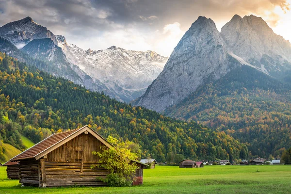 Gün batımında Bavyera Alpleri ve ahşap ahır, Garmisch Partenkirchen, Almanya