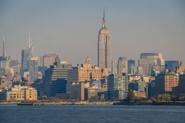 Manhattan silueti Hudson River, New York 'tan güneşli bir günde, Birleşik Devletler