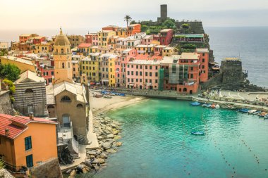 Kayalıkların üzerindeki Vernazza Körfezi, cennet Cinque Terre, Liguria, İtalya tekneli.