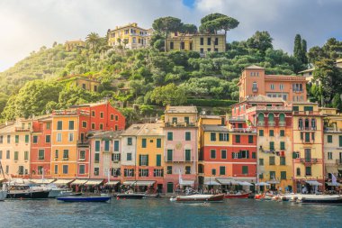 Portofino 'da renkli evler, lüks tekneler ve yat var. Liguria, İtalya