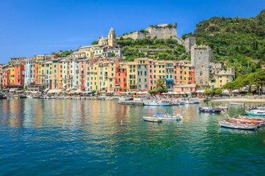 Portovenere 'deki renkli liman, Cinque Terre, Liguria, İtalya tekneli.