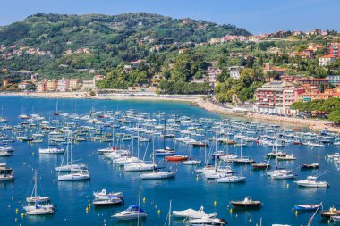 Lerici Körfezi ve yelkenli marinası, huzurlu Cinque Terre, Liguria, tekneli İtalya