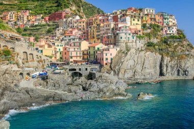 Kayalıkların üstündeki Manarola körfezi, cennet Cinque Terre, Liguria, İtalya tekneli.