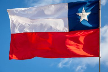 Santiago 'nun başkenti Güney Amerika' da mavi gökyüzünde ulusal Şili bayrağı