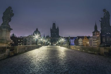 Charles Köprüsü şafakta aydınlandı, Prag eski kenti, Çek Cumhuriyeti