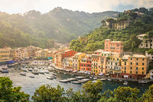 Portofino Con Case Colorate Barche Lusso Yacht Piccolo Porto Baia — Foto Stock