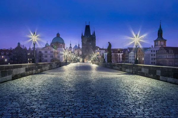カレル橋はチェコ共和国プラハ旧市街の夜明けに照らされました — ストック写真