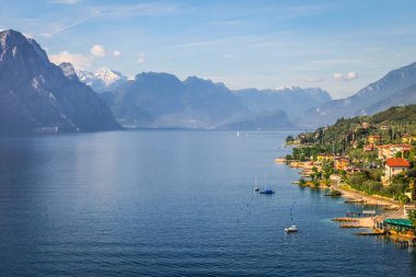 Parlak gündoğumunda Malcesine 'deki Garda Gölü' nün yukarısında, İtalyan Alpleri, uzun pozlama