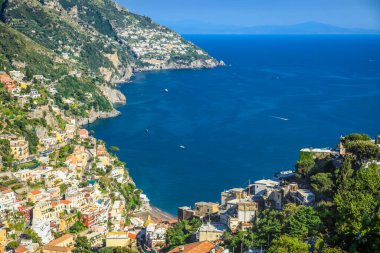 Positano şehir merkezi altın gün batımı, İtalya 'nın Amalfi kıyısı, Güney Avrupa