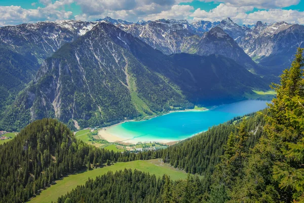 Achensee 'nin yukarısında, turkuaz göl ve Avusturya' nın Tyrol kentindeki Rofan Dağı 'ndan Pertisau.