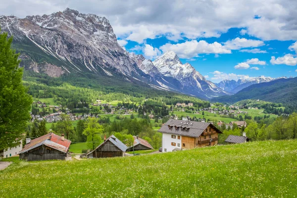Cortina Ampezzo Cityscape Alpské Louky Dolomitskými Alpami Severní Itálie — Stock fotografie