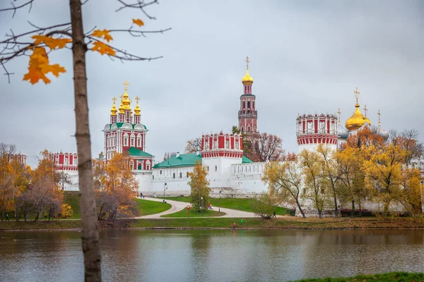 Novodevichiy Kloster Och Sjö Moskva Hösten Ryssland — Stockfoto