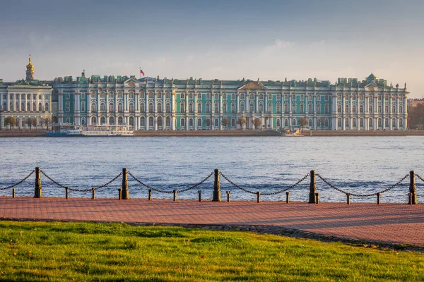 Utsikt Över Floden Neva Och Sankt Petersburg Vid Fredlig Gyllene — Stockfoto