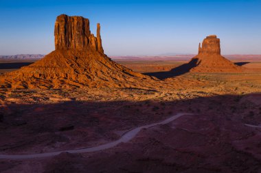 The Mittens, Buttes Anıt Vadisi 'nde gün doğumunda Arizona ve Utah, ABD