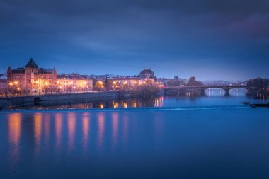 Prag eski kenti ve Vltava nehri Çek Cumhuriyeti 'nin sessiz şafağında aydınlandı