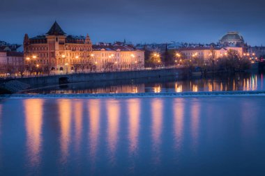 Prag eski kenti ve Vltava nehri Çek Cumhuriyeti 'nin sessiz şafağında aydınlandı
