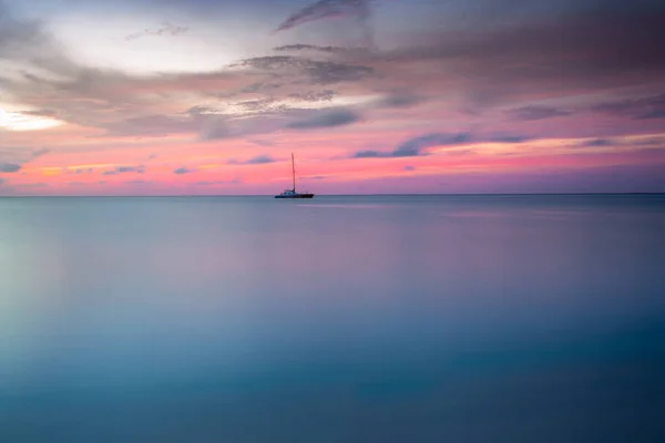 熱帯の楽園 日没時にボートとアルバの牧歌的なカリブ海のビーチ オランダのAntilles カリブ海 — ストック写真