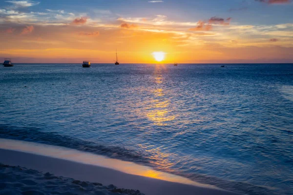 熱帯の楽園 日没時にボートとアルバの牧歌的なカリブ海のビーチ オランダのAntilles カリブ海 — ストック写真