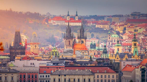 Nad Średniowiecznymi Wieżami Kopułami Starego Miasta Pradze Republika Czeska — Zdjęcie stockowe