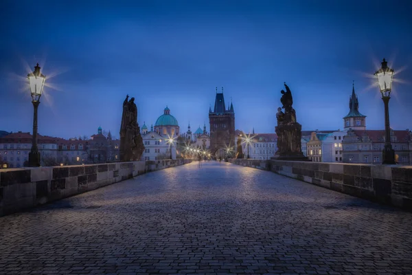 カレル橋はチェコ共和国プラハ旧市街の夜明けに照らされました — ストック写真